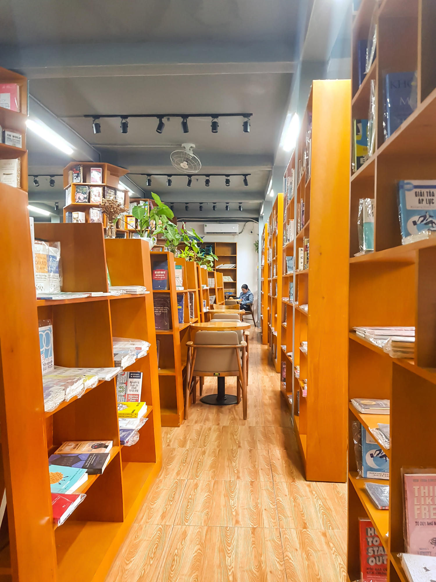 Đắm chìm trong Đại Việt Bookstore and Coffee thanh bình giữa lòng thành phố 6