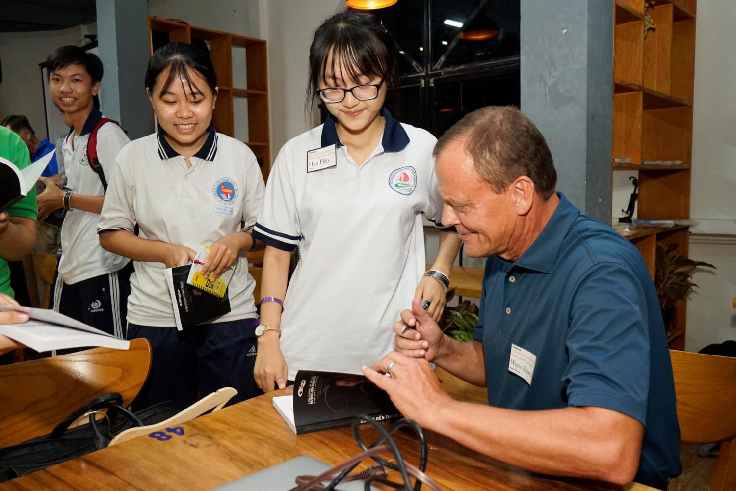 Đắm chìm trong Đại Việt Bookstore and Coffee thanh bình giữa lòng thành phố 7