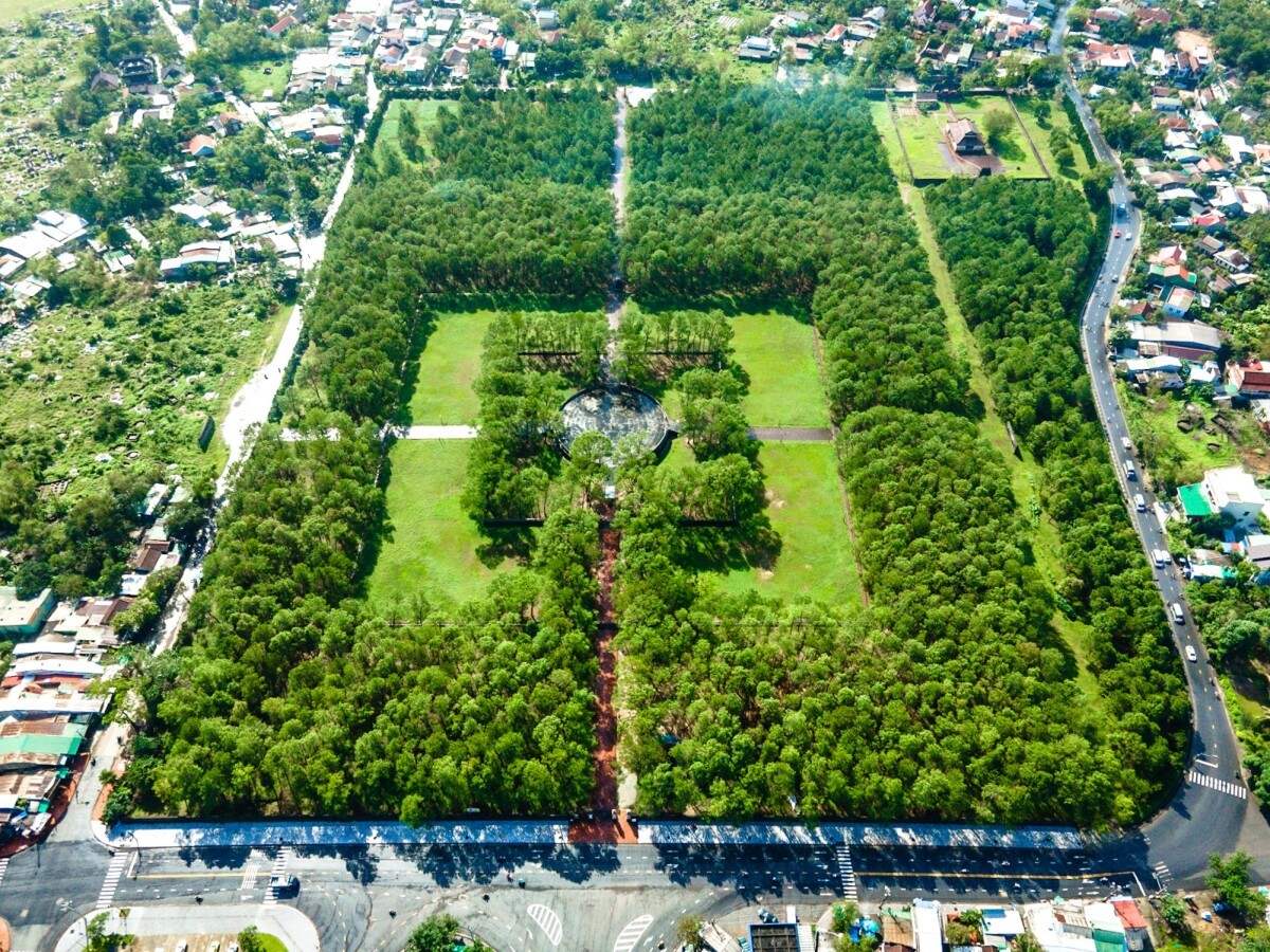 Đàn Nam Giao Huế - Xanh mướt cây xanh bao phủ công trình kiến trúc cổ kính 2