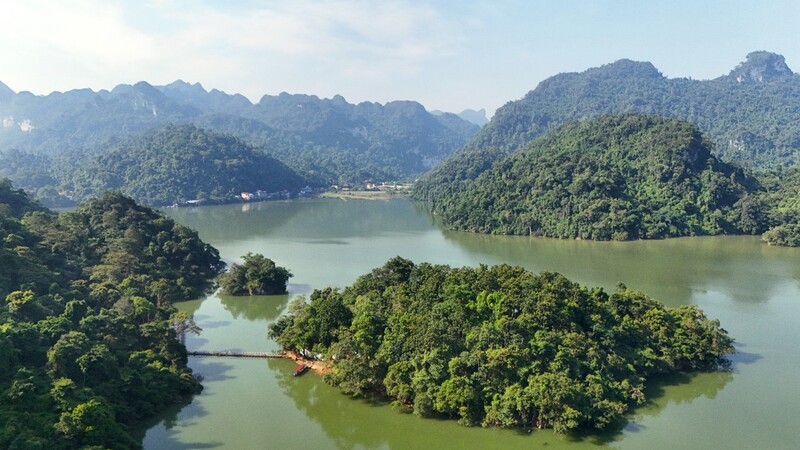 Đền An Mạ, chốn linh thiêng giữa lòng hồ Ba Bể đẹp như tranh 2