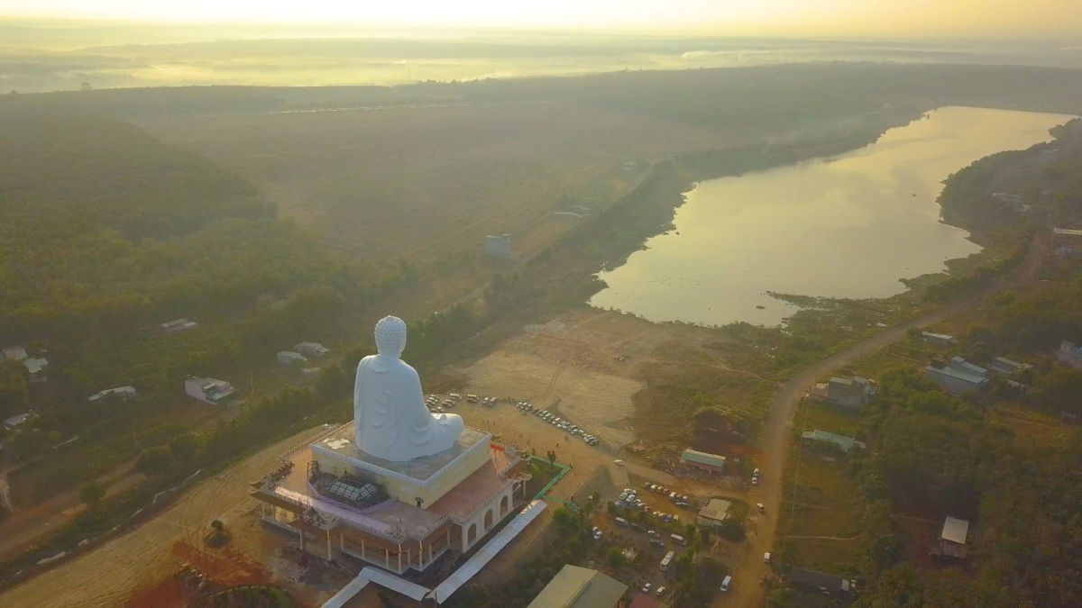 Đến Hồ Chà Là ngắm tượng Phật cao nhất Đông Nam Á 2
