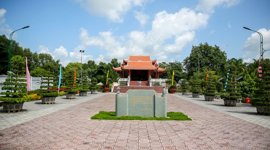 Đến Khu tưởng niệm Chủ tịch Hồ Chí Minh bày tỏ lòng thành kính 7