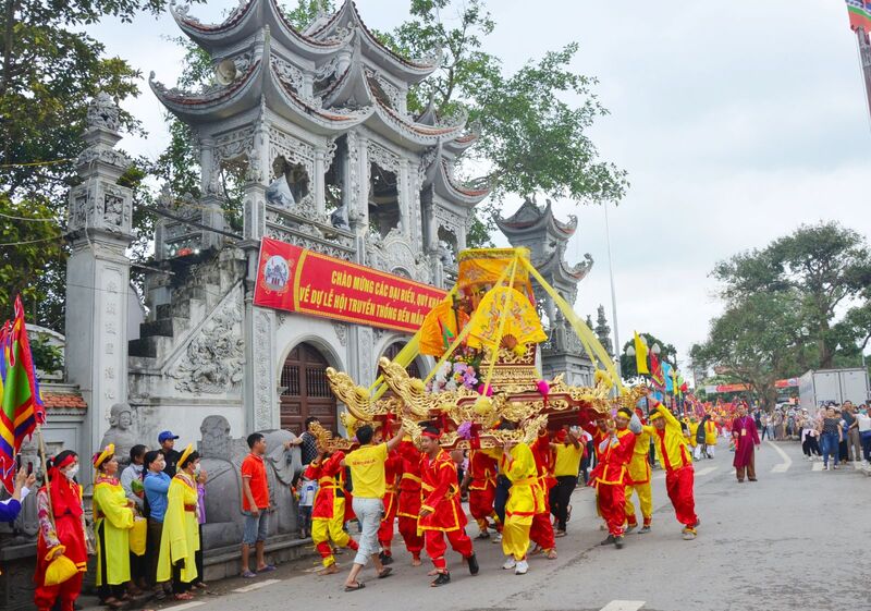 Ghé đền Tiên La tưởng nhớ công ơn của Bát Nạn tướng quân 7