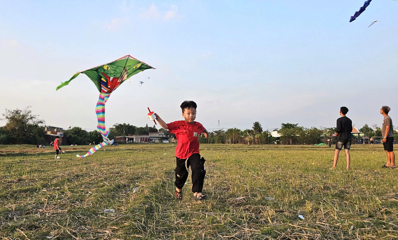 Có một đồng diều Bà Canh lộng gió nơi ngoại ô Sài Gòn 4