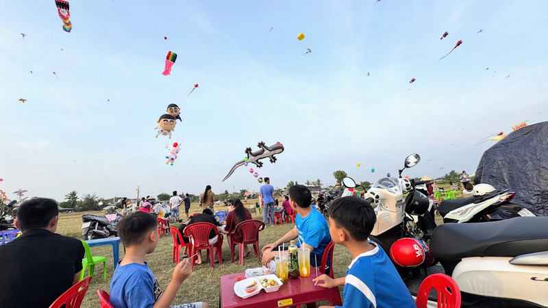 Có một đồng diều Bà Canh lộng gió nơi ngoại ô Sài Gòn 8