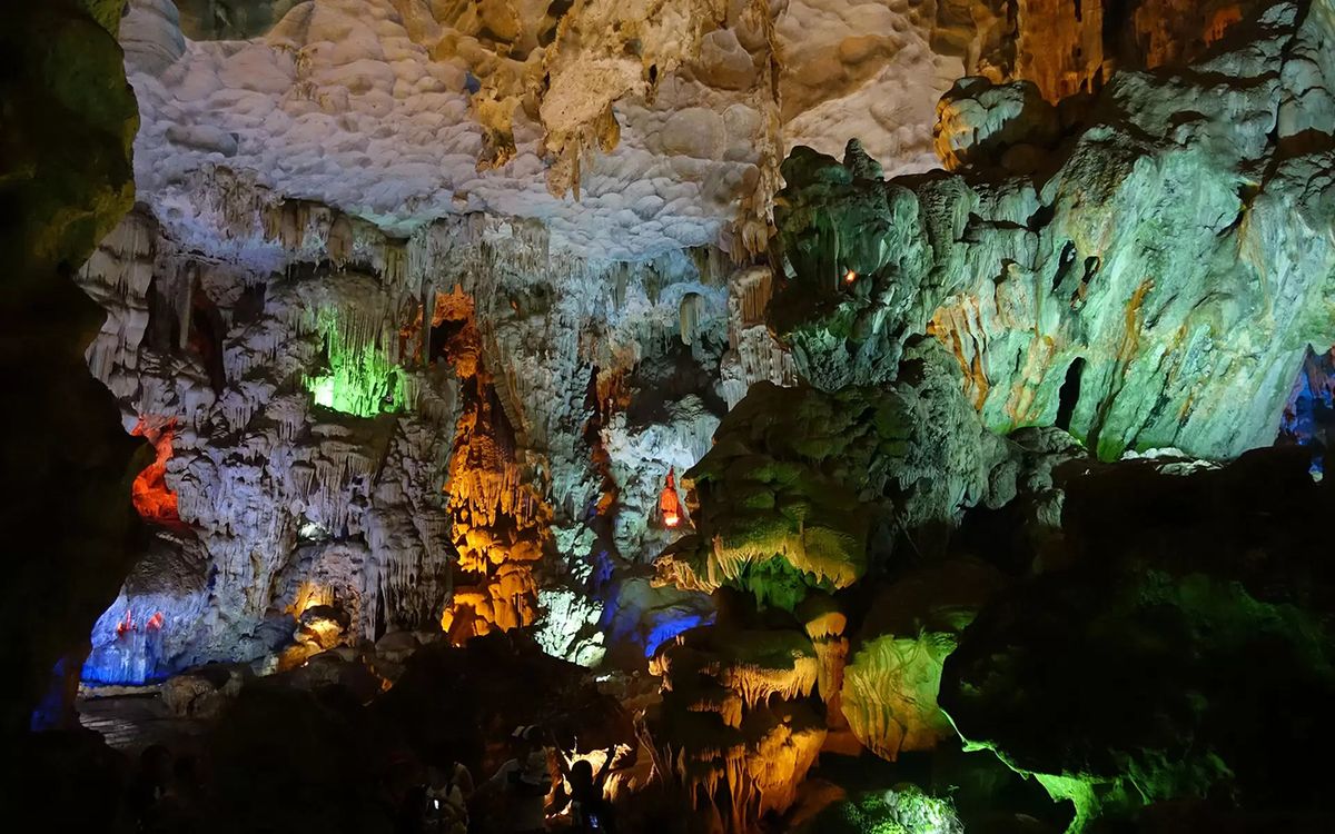 Động Thiên Cung - Ấn tượng hang động lộng lẫy nhất nơi Vịnh Hạ Long 3
