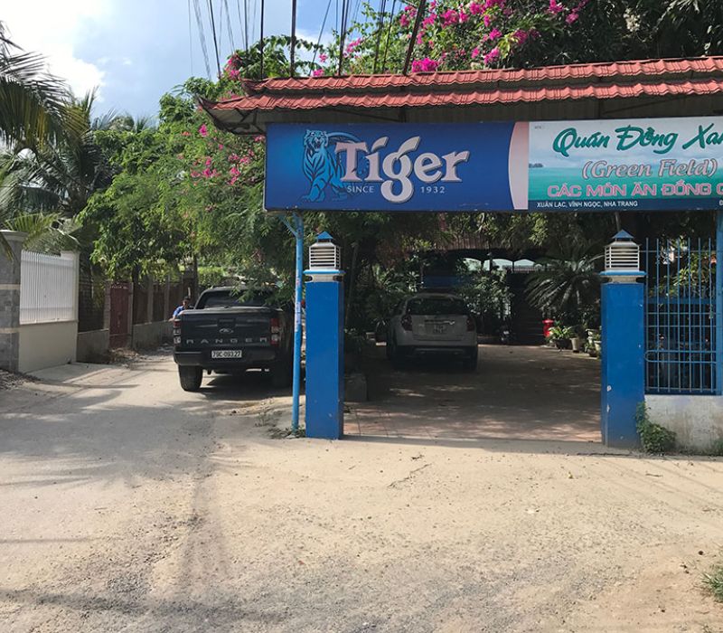 Quán Đồng Xanh Nha Trang: Không gian sân vườn với nhiều món ngon