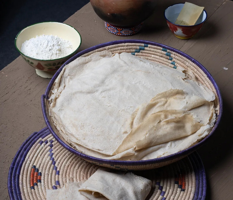 Bánh Kisra mỏng xếp trên mâm đan, món ăn quen thuộc trong ẩm thực Nam Sudan