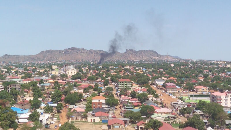 Toàn cảnh thủ đô Juba, Nam Sudan với nhà mái thấp, đường phố và dãy núi phía xa