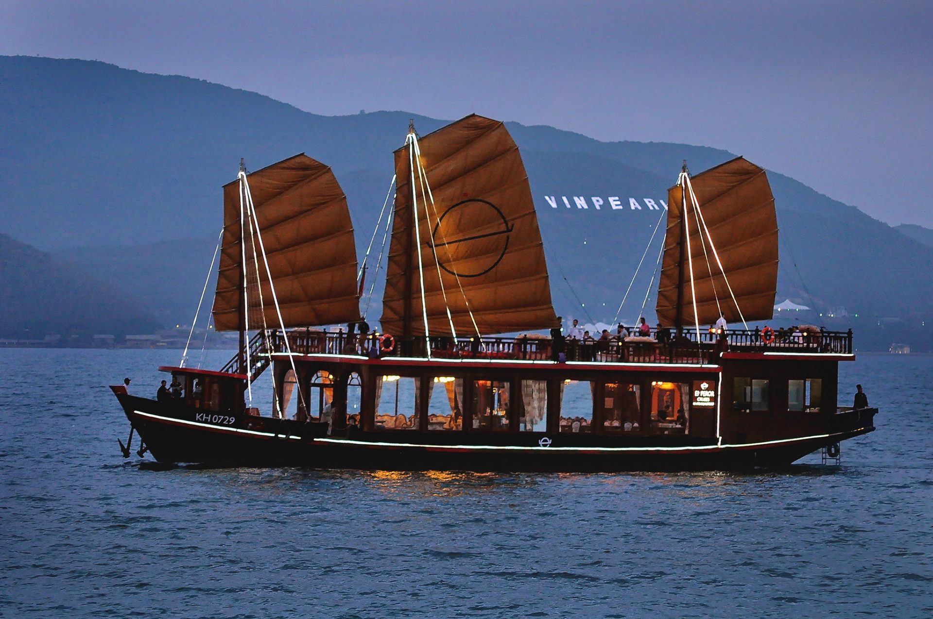Du thuyền Emperor Nha Trang - Khám phá trọn vẹn vẻ đẹp vịnh Nha Trang 7
