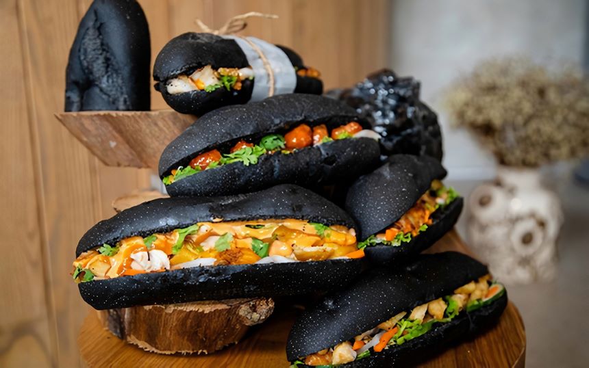 Đừng bất ngờ khi thấy bánh mì Bamimo đen như than cực hút khách tại Hạ Long 2