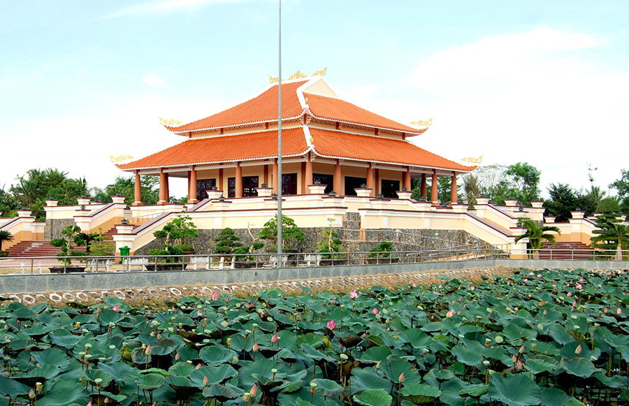 Dừng chân tại Đền thờ Bác Hồ Cù Lao Dung thăm vị lãnh tụ vĩ đại 2