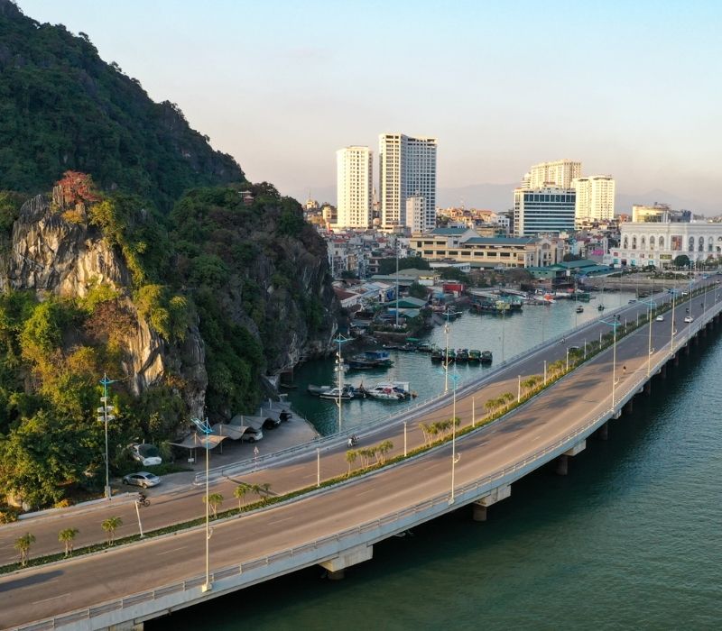 Cung đường bao biển Trần Quốc Nghiễn triệu đô đẹp nhất Hạ Long có gì?