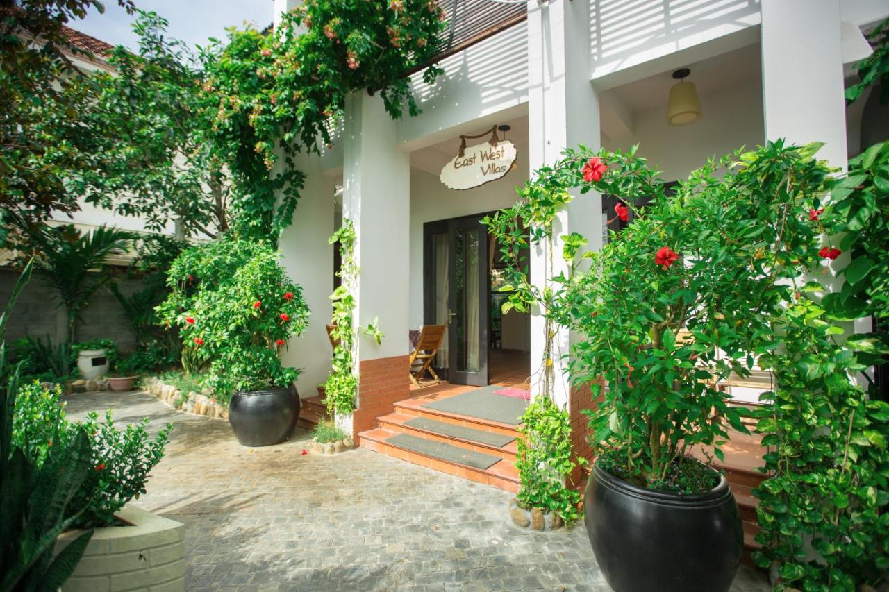 East West Villas - Khách sạn chuẩn 3 sao sở hữu khu vườn nhiệt đới đầy hoa tươi rực rỡ 2