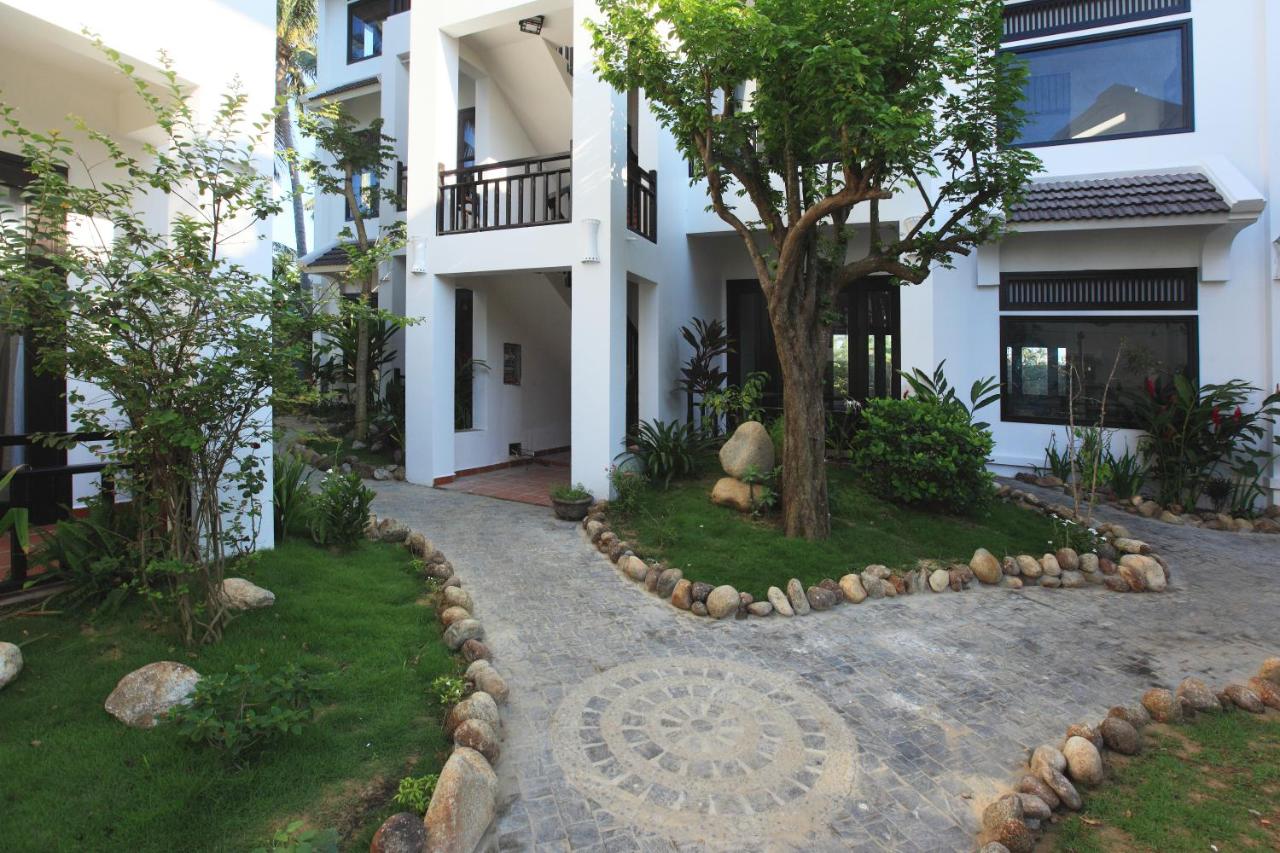 East West Villas - Khách sạn chuẩn 3 sao sở hữu khu vườn nhiệt đới đầy hoa tươi rực rỡ 3