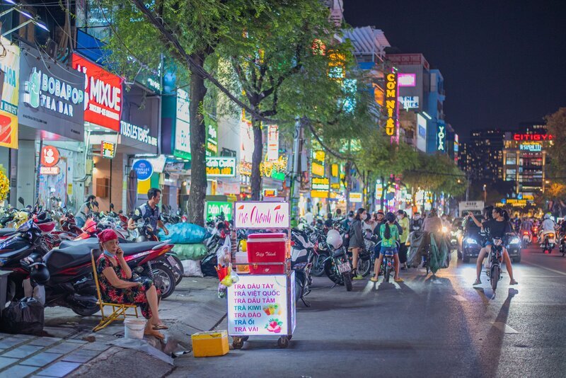 Ga Văn Thánh có gì? Trải nghiệm thực tế & địa điểm ăn chơi gần ga 8