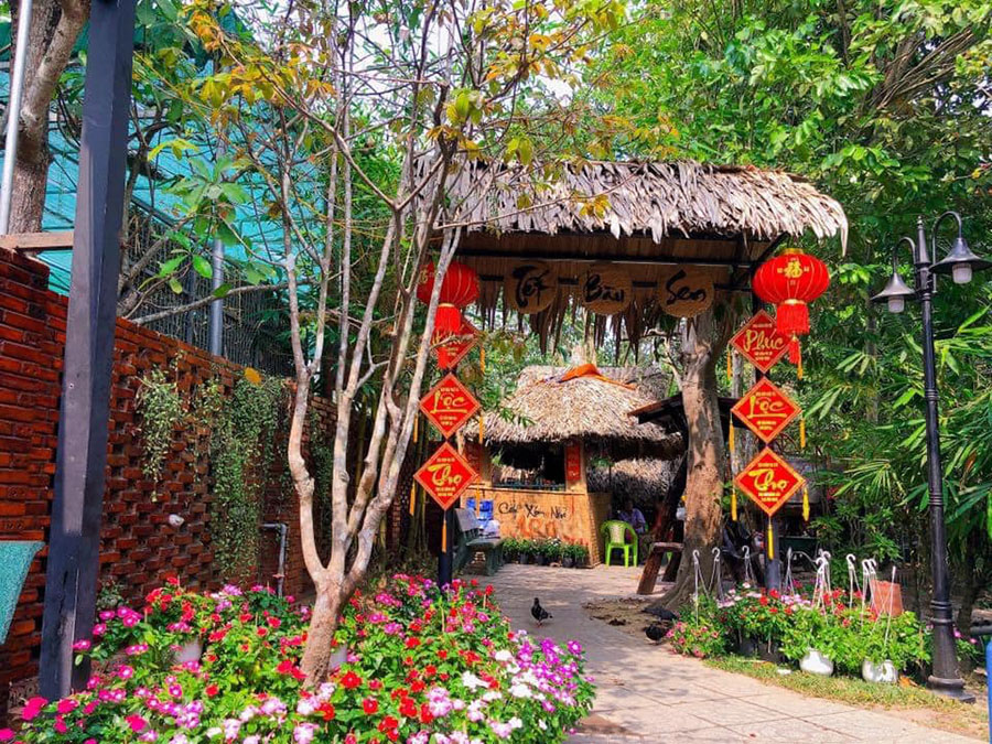 Ghé Bàu Sen Quán thưởng thức đặc sản trong không gian sân vườn mát mẻ 3