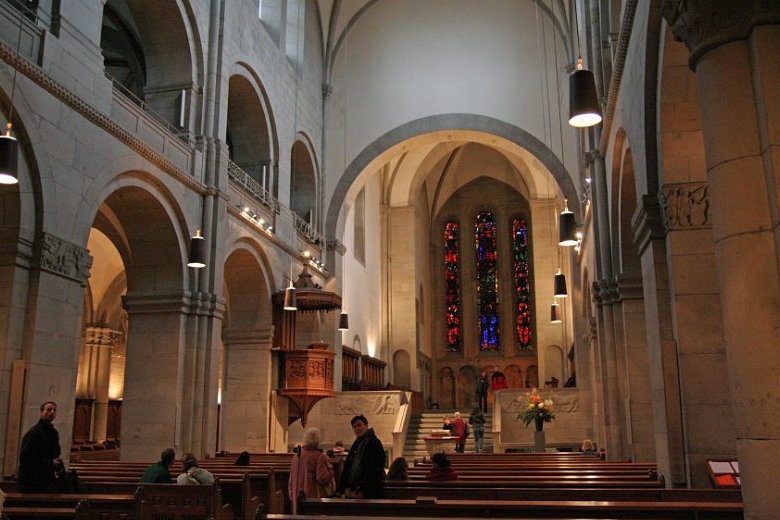 Nhà thờ Grossmünster và biểu tượng tôn giáo giữa lòng Zurich 7