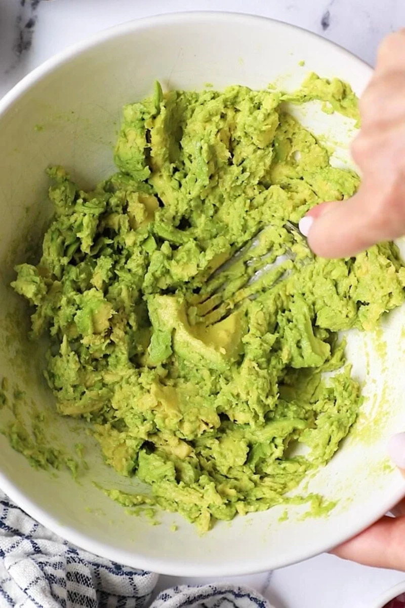 Guacamole: Món sốt trái bơ healthy với cách làm đơn giản 5