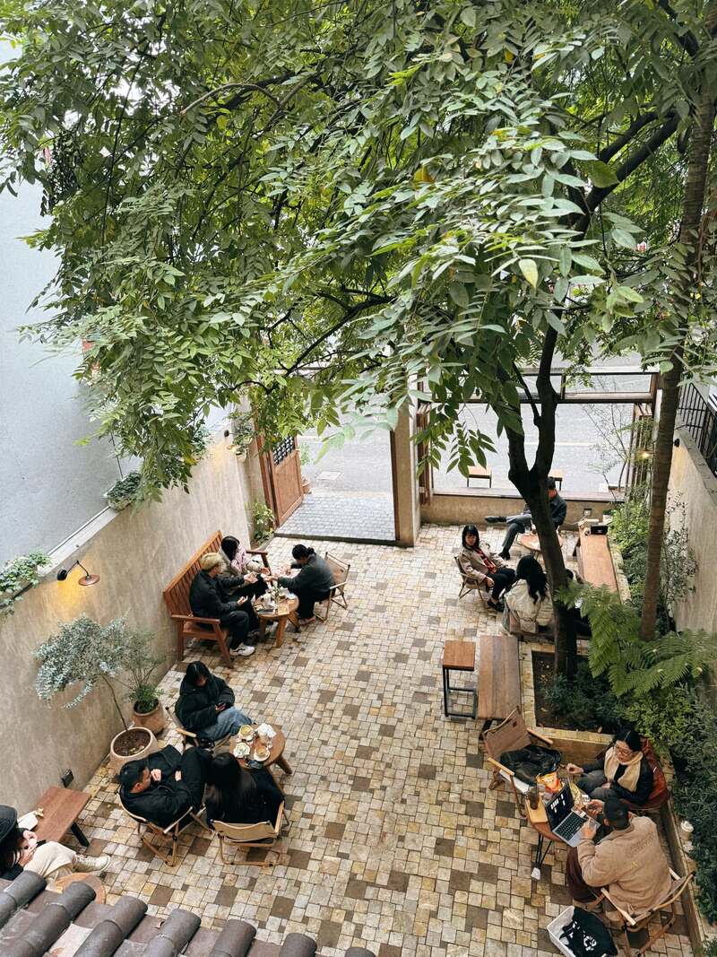 Hai Tâm Hồn Café: Quán xinh đón nắng siêu thơ ở Đống Đa 10