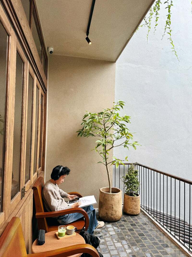 Hai Tâm Hồn Café: Quán xinh đón nắng siêu thơ ở Đống Đa 9