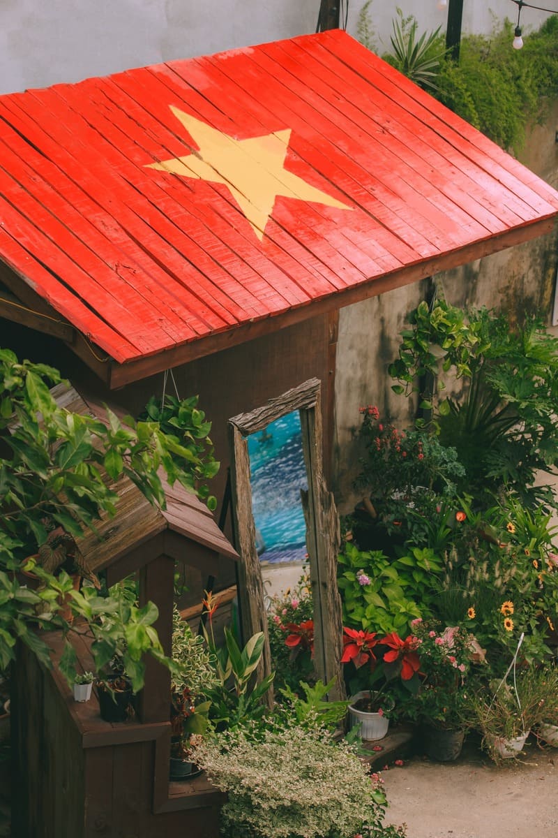 Check-in 14 quán cà phê Hà Nội rực rỡ cờ đỏ sao vàng 20