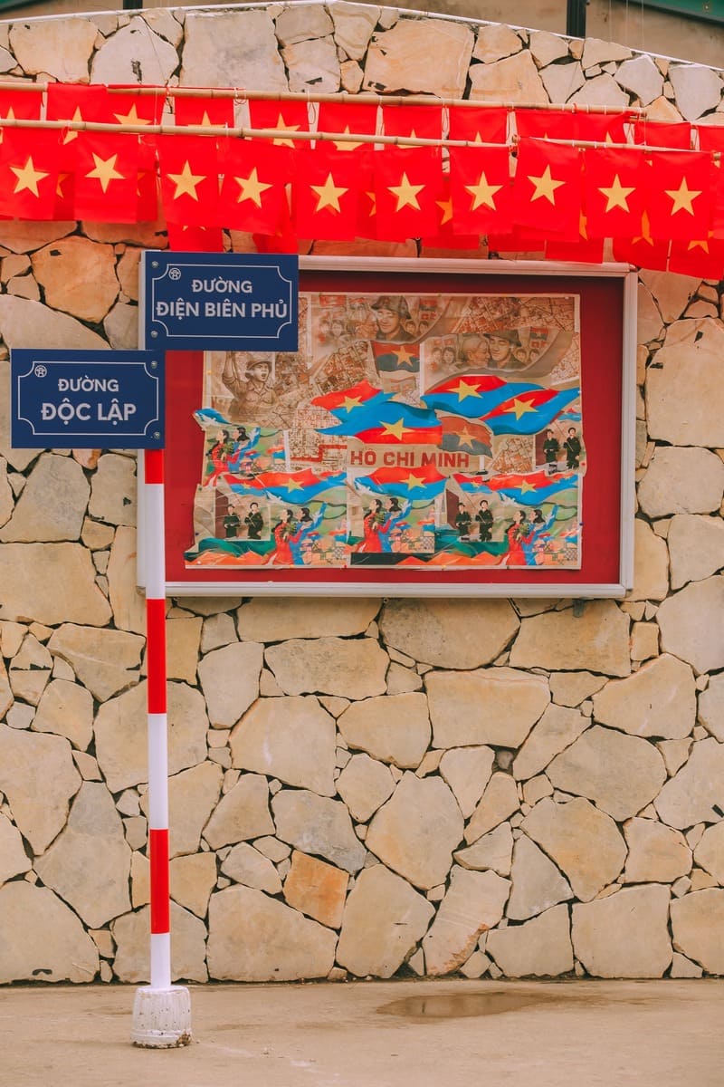 Check-in 14 quán cà phê Hà Nội rực rỡ cờ đỏ sao vàng 22