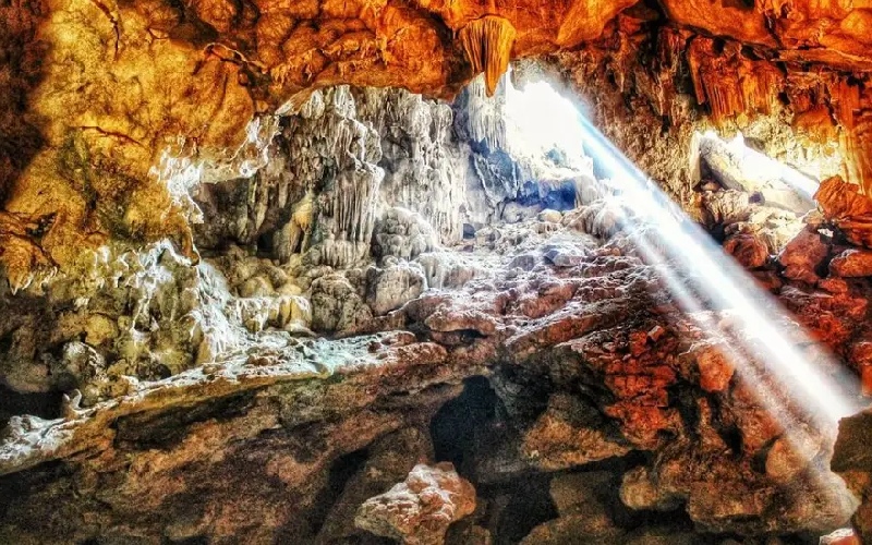 Khám phá hang Đầu Gỗ huyền bí giữa lòng vịnh Hạ Long 9