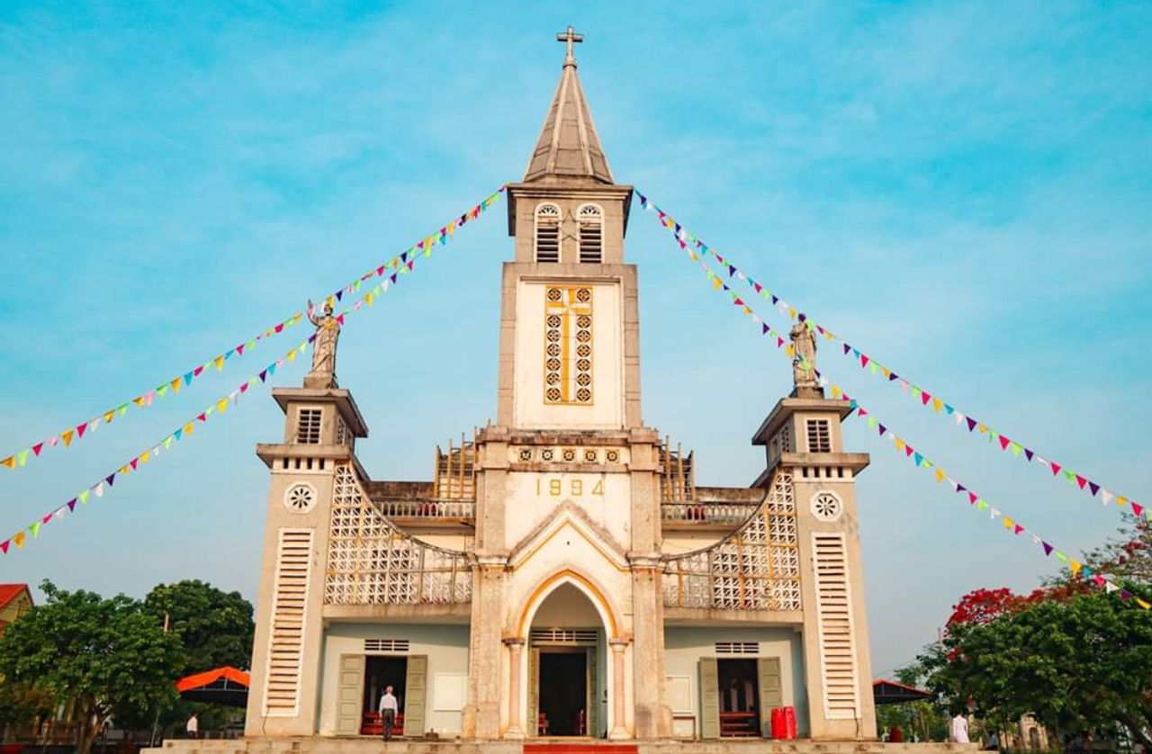 Hàng loạt nhà thờ Quảng Bình nổi bật với kiến trúc độc đáo 9