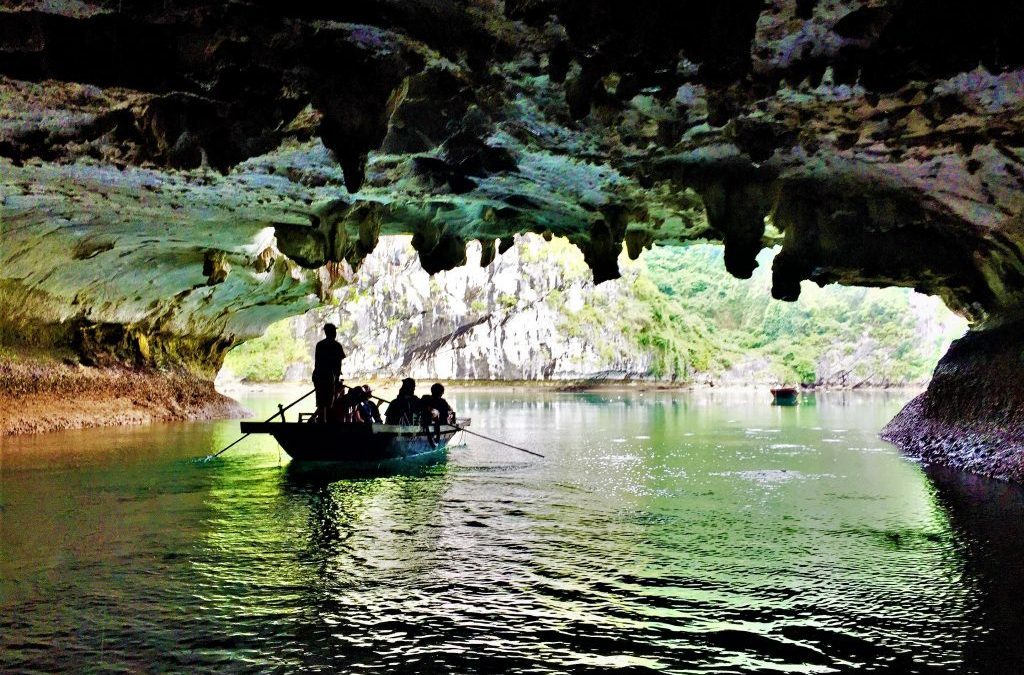 Hang Sáng Tối - Chèo thuyền Kayak khám phá hang động đầy huyền bí 3