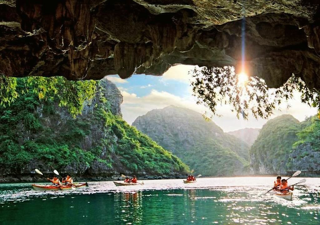 Hang Sáng Tối - Chèo thuyền Kayak khám phá hang động đầy huyền bí 4