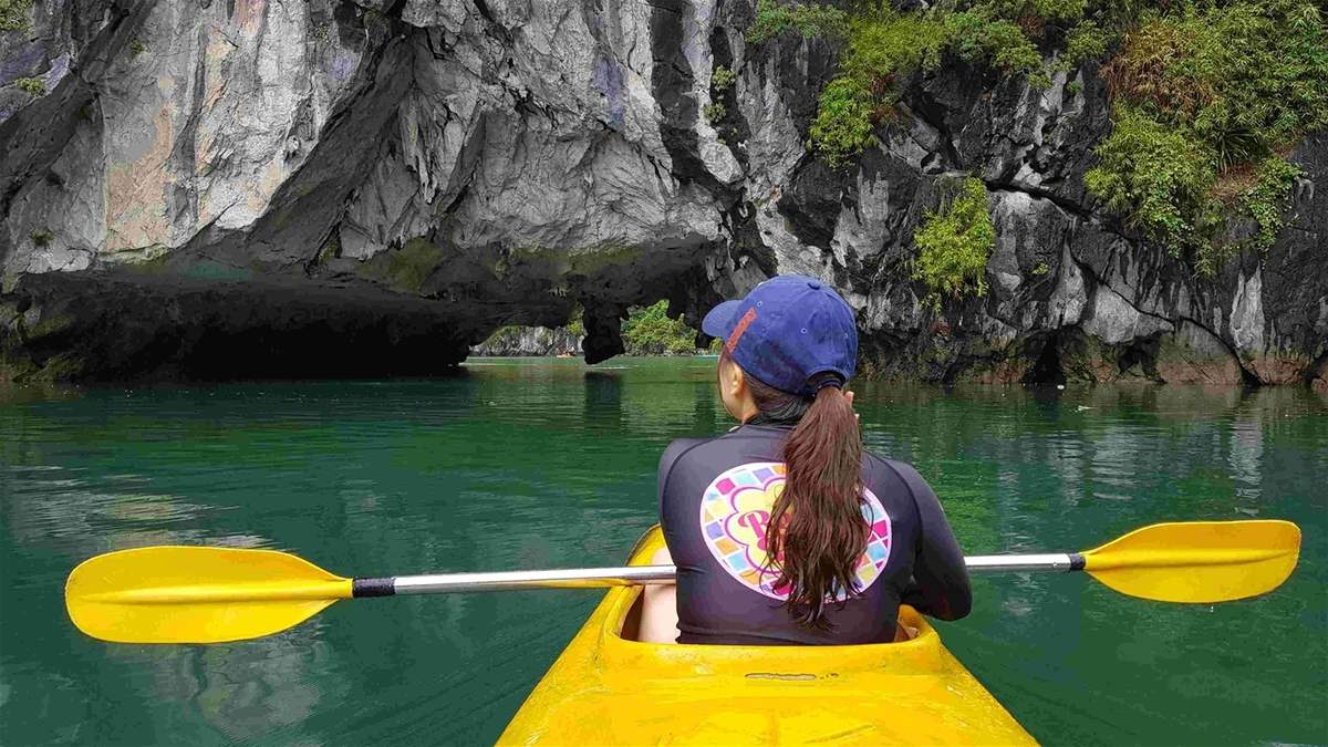 Hang Sáng Tối - Chèo thuyền Kayak khám phá hang động đầy huyền bí 5