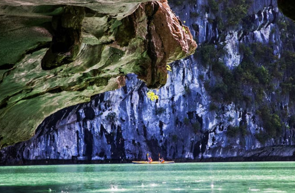 Hang Sáng Tối - Chèo thuyền Kayak khám phá hang động đầy huyền bí 6