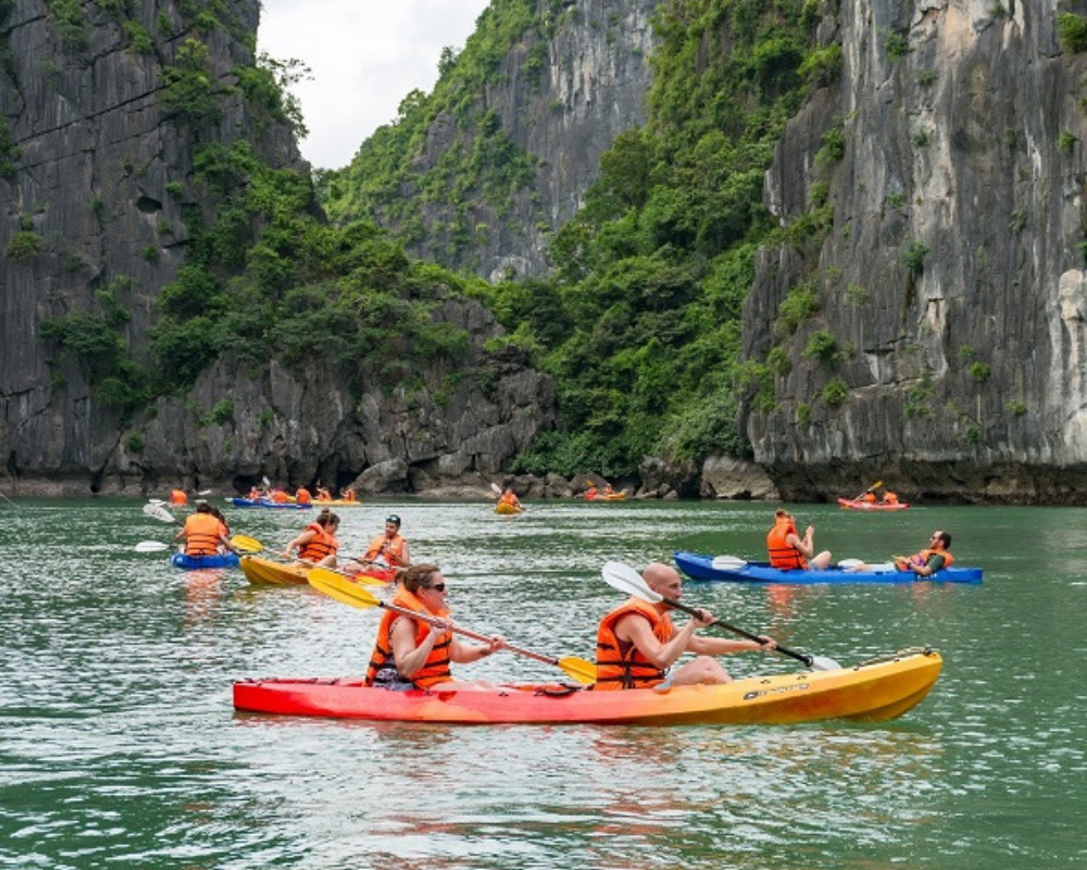 Hang Sáng Tối - Chèo thuyền Kayak khám phá hang động đầy huyền bí 7