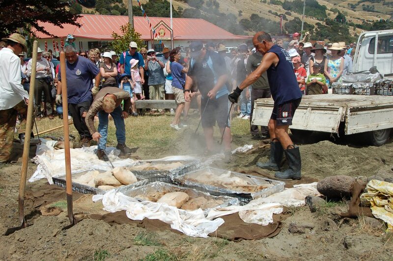 Hangi là gì? Nghệ thuật nấu ăn dưới lòng đất của người Māori 7