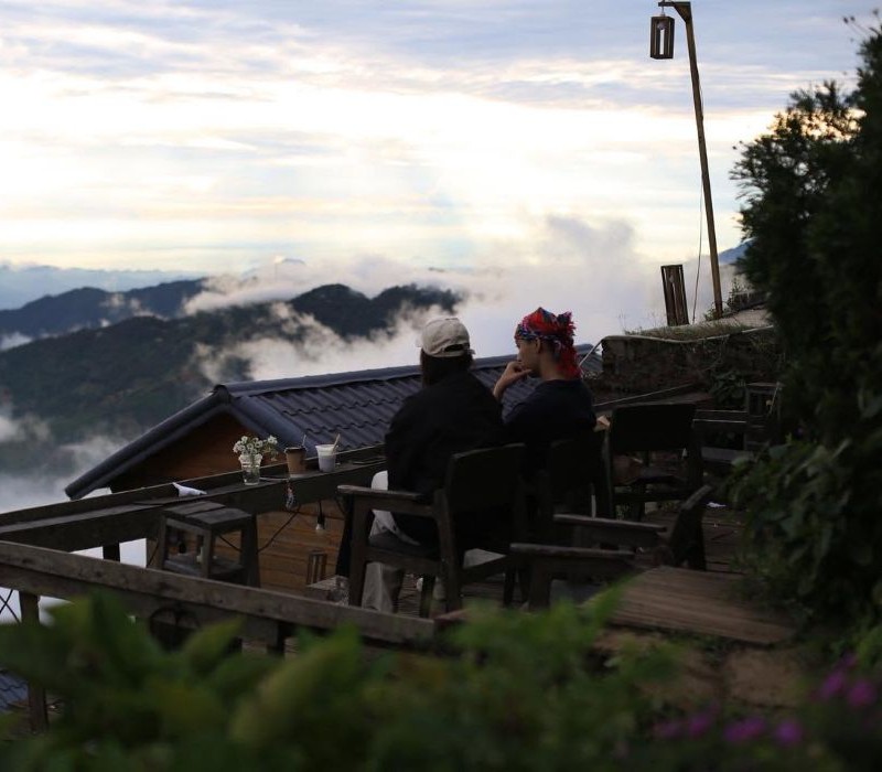 Hiên Coffee Tà Xùa, điểm đón gió chạm đỉnh biển mây