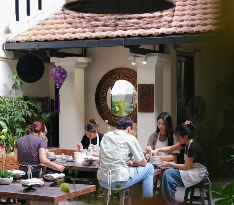 Hiên Concept, xưởng thủ công làm gốm và khắc gỗ giữa Sài Gòn