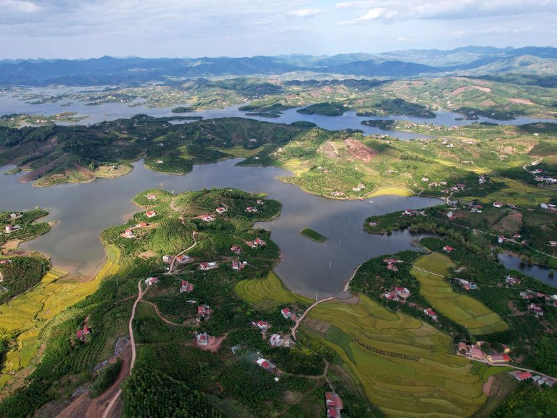 Du hí hồ Cấm Sơn, vịnh Hạ Long thu nhỏ của núi rừng Bắc Giang 5