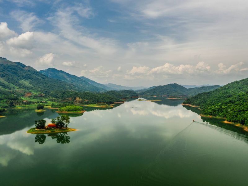 Du hí hồ Cấm Sơn, vịnh Hạ Long thu nhỏ của núi rừng Bắc Giang 6