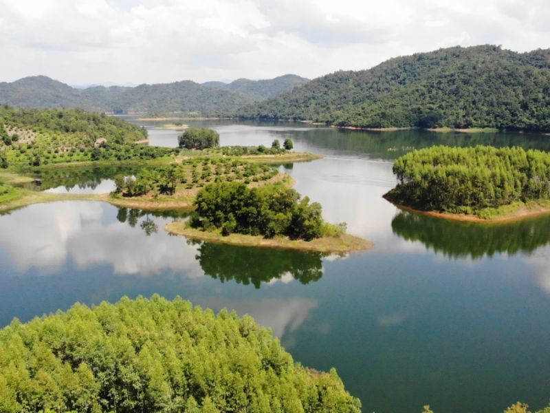 Du hí hồ Cấm Sơn, vịnh Hạ Long thu nhỏ của núi rừng Bắc Giang 8
