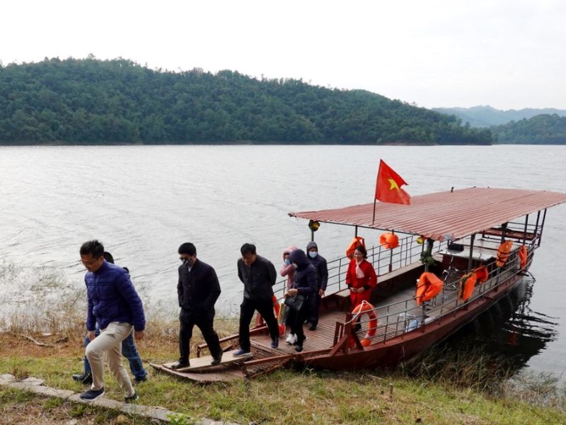 Du hí hồ Cấm Sơn, vịnh Hạ Long thu nhỏ của núi rừng Bắc Giang 9