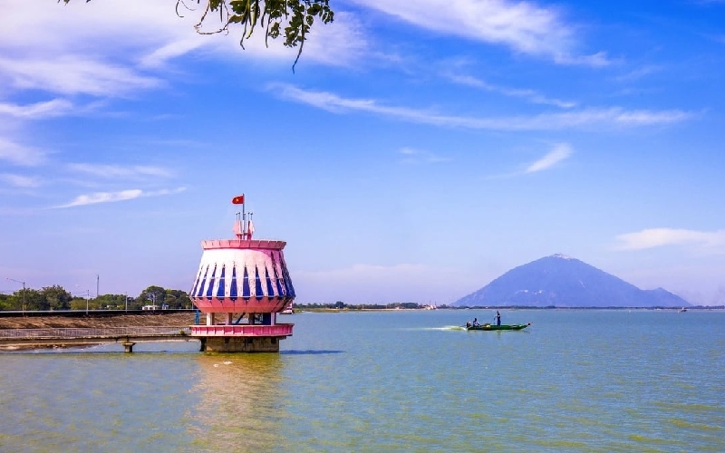 Tham quan Hồ Dầu Tiếng Tây Ninh, chiêm ngưỡng vẻ đẹp hoang sơ 2