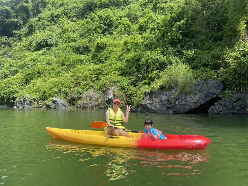 Chèo thuyền giữa núi đá vôi tại Hồ Quan Sơn