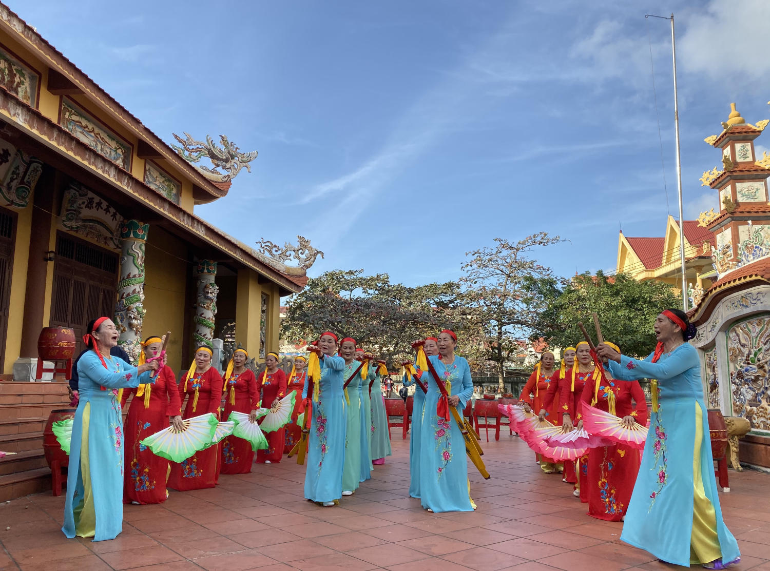 Hòa cùng Lễ hội chèo cạn, múa bông Quảng Bình rộn ràng, náo nhiệt 2