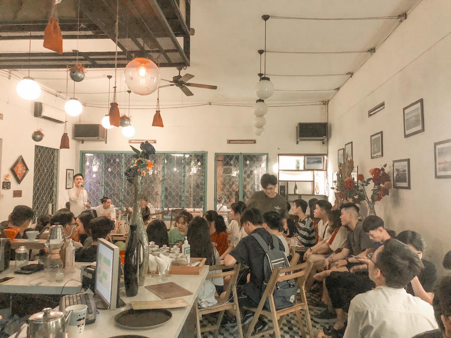 Hòa vào Hue Cafe Roastery để thưởng thức không gian âm nhạc mộc mạc tại Huế 9