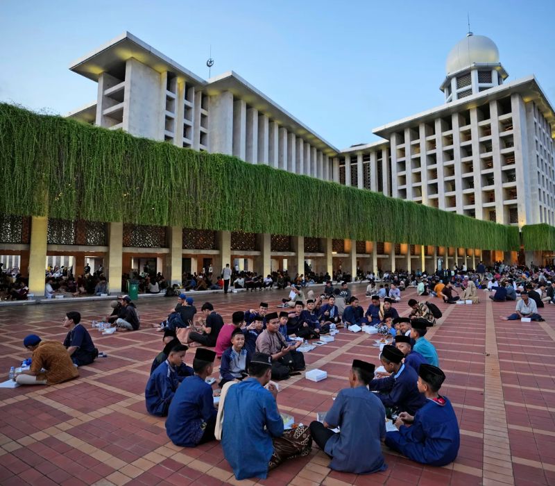 Review Istiqlal Mosque Jakarta: Kiệt tác kiến trúc xanh và biểu tượng hòa hợp tôn giáo 7