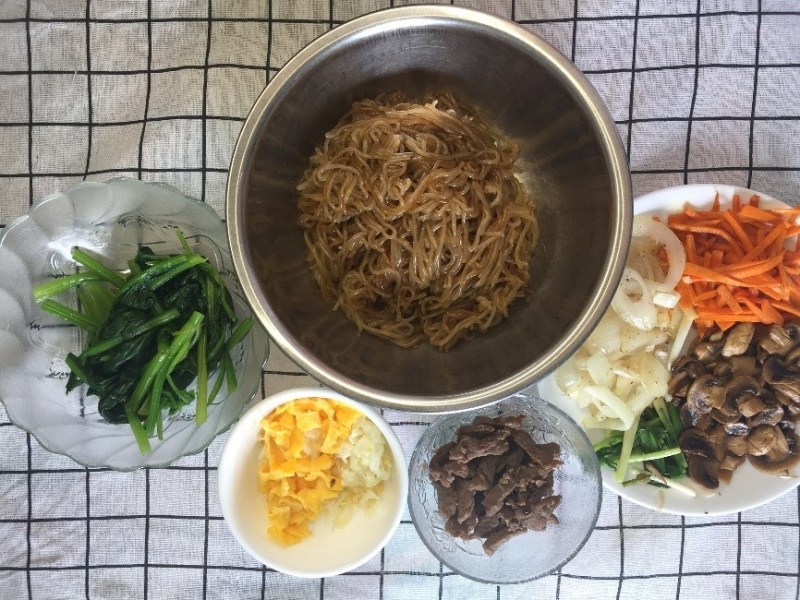 Japchae: Món miến trộn quốc dân trong ngày lễ Hàn Quốc 12