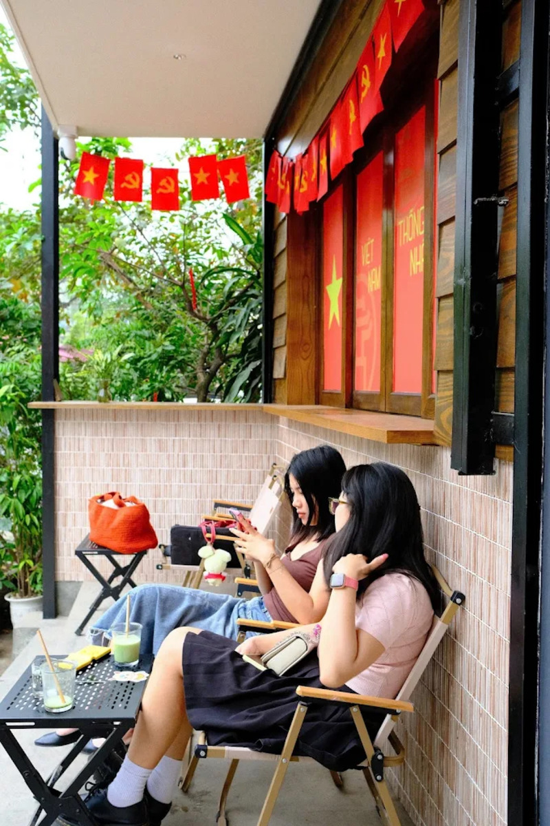 Check-in 6 quán cà phê Hà Nội rực rỡ cờ đỏ sao vàng dịp 2/9 10