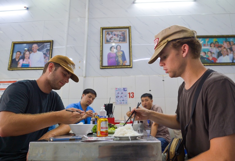 Khám phá hàng bún chả Obama “danh tiếng” lâu năm tại Hà Nội 14