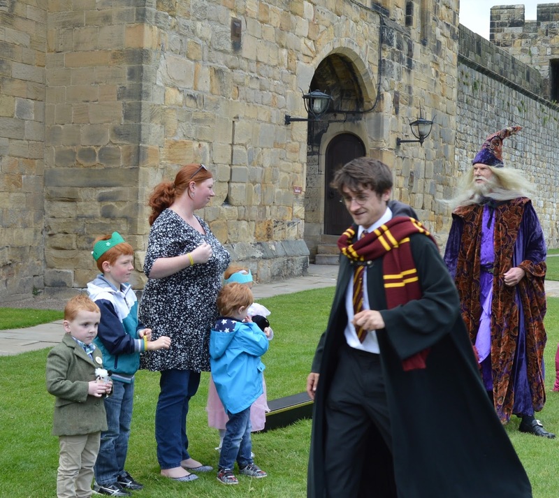 Lâu Đài Hogwarts ngoài đời thật: Khám phá Alnwick ở Anh 9